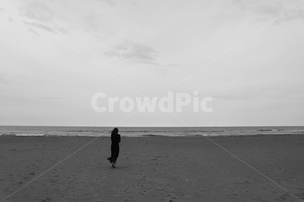 바다,흑백,모래사장,해변,해수욕장,겨울,뒷모습,해변,바다,beach,sea,사람,인물,인간,human,person,여성,여자,woman,female,lady,고독함,외로움,쓸쓸함,우울함,슬픔,lonely,solitary,흑백,모노톤,monochrome,black and white
