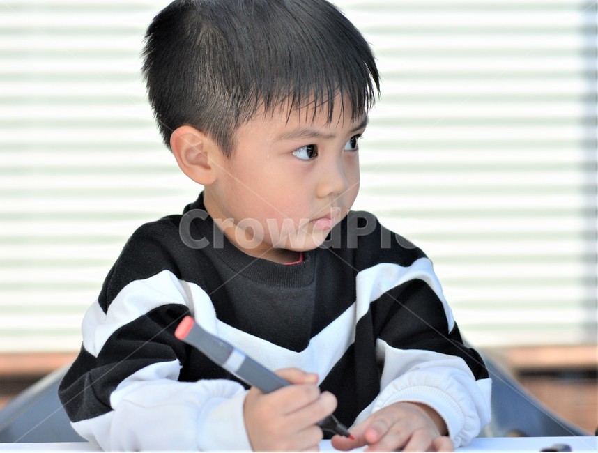worry,thought,drawing,multicultural children,multicultural family,Concentration,child,stay