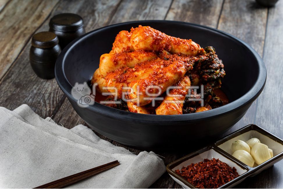 김치,총각김치,마늘,무,알타리김치,채소,전통음식,한국,고춧가루,양념,장독대,컨셉,소금,음식,kimchi,bachelorkimchi,youngradishkimchi,garlic,radish,altarikimchi,vegetables,traditionalfood,korea,redpepperpowder,seasoning,jangdokdae,concept,salt,food,음식,식재료,요리,food,cook,meal,dishes,food reserves,한식,한국음식,한국요리,korean food,korean dishes,korean meal,korean cook