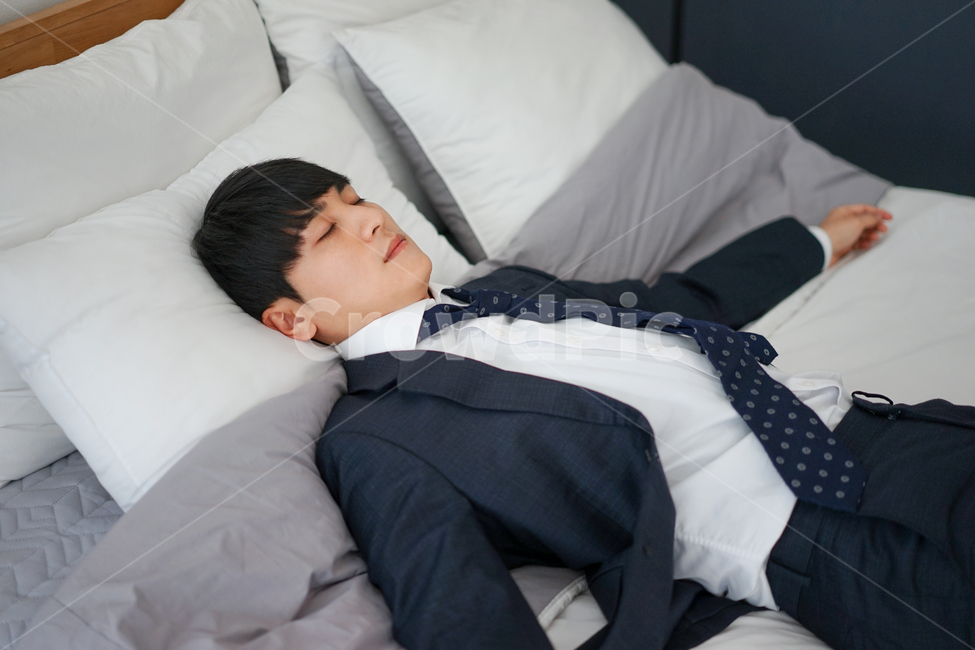 남성,남자,정장,침대,집,실내,침실,양복,사람,인물,인간,human,person,남성,남자,man,male