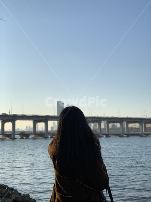 water,물,waterfront,워터프론트,port,포트,pier,교각,dock,독,person,사람,human,인간,친구,friend,friends,back,뒷모습,한강,서울,seoul,korea,한국,대한민국,여성,여자,woman,female,lady