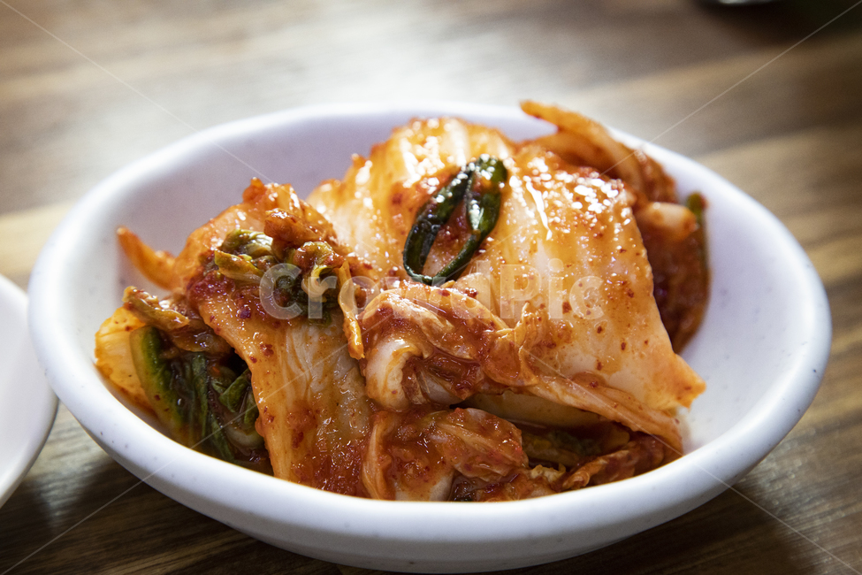 김치,맛,색깔,색감,먹음직,고추가루,파,접시,그릇,담긴,겉절이,포기김치,한국,전통음식,반찬,식사,식탁,음식,전통,음식,식재료,요리,food,cook,meal,dishes,food reserves