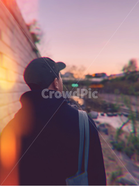 야외,인물,모자,뒷모습,길거리,사람,인물,인간,human,person,남성,남자,man,male,감성,sensible,feeling,색깔,색상,색채,색감,color sense,color sensitivity,feeling of color,고독함,외로움,쓸쓸함,우울함,슬픔,lonely,solitary