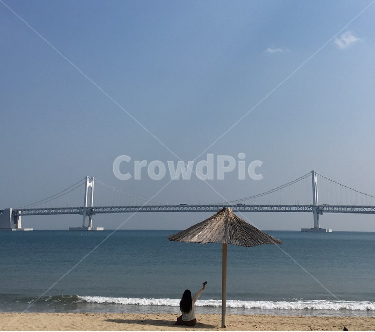 광안리,광안대교,바다,부산,뒷모습,여행,자연,풍경,nature,landscape,한국자연풍경,한국자연경관,korea nature landscape,해변,바다,beach,sea,사람,인물,인간,human,person,여행,휴가,traveling,vacation,trip,outdoors,옥외,water,물,ocean,대양,shoreline,해안선