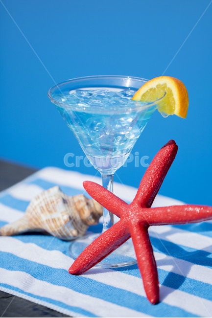 소라,칵테일,수영장,풀장,물결,물,파란색,푸른색,여름,음료수,오렌지,수건,불가사리,여름,계절,summer,season,여행,휴가,traveling,vacation,trip,음료수,drink,beverage,술,주류,alcohol,색깔,색상,색채,색감,color sense,color sensitivity,feeling of color,cocktail,알코올,마실 것,음주