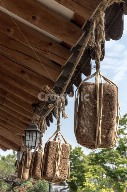 처마,추녀,메주,된장,발효,식품,전통,한국전통,한국문화,korean traditional,korean culture,음식,식재료,요리,food,cook,meal,dishes,food reserves
