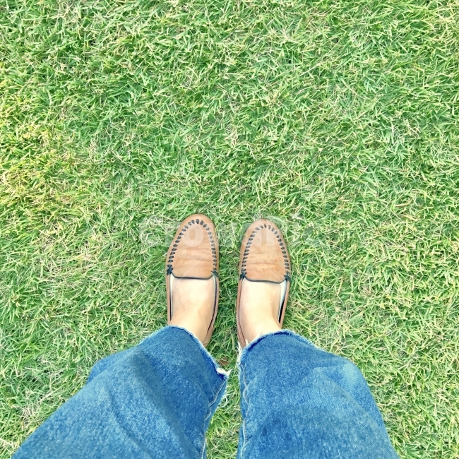 신발,가을,잔디,발사진,shose,foot,fall,autumn,grass,감성사진,사람,인물,인간,human,person,신체일부,몸,body,패션스타일,의상,fashion,style
