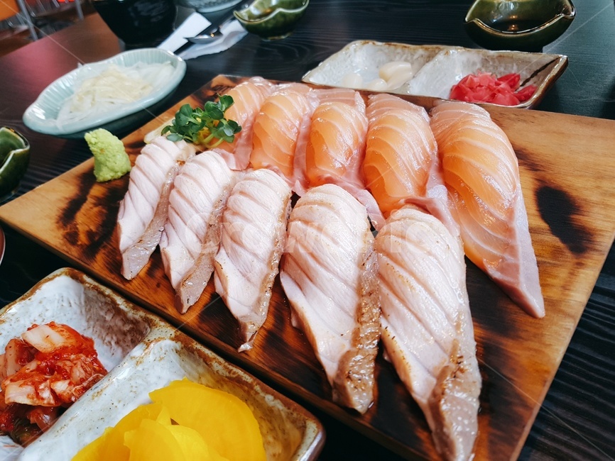 연어초밥,초밥,생연어초밥,구운초밥,sushi,salmonsushi