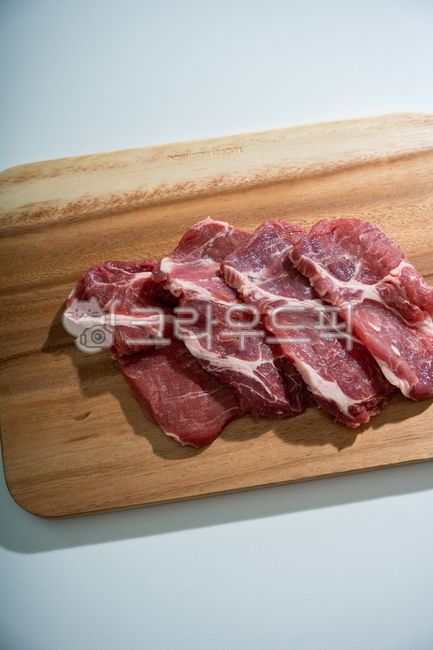 barbecue,cuisine,butcher,protein,nutrition,pork,slice,fillet,fat,uncooked,ingredient,cut,fresh,beef,red,steak,raw,meat,food,음식,고기,돼지고기,날고기,생고기
