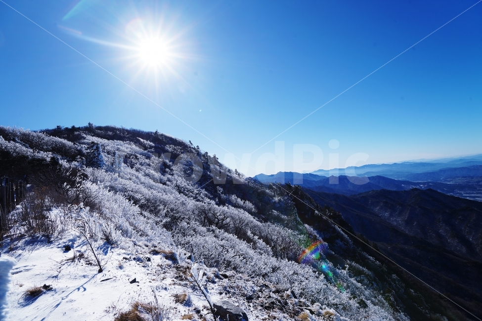 겨울,눈꽃,추운,겨울산,하얀세상,덕유산,향적봉,상고대,겨울,계절,winter,season,자연,풍경,nature,landscape,한국자연풍경,한국자연경관,korea nature landscape,leisure activities,레저 활동,adventure,모험,outdoors,옥외,slope,경사,mountain,산