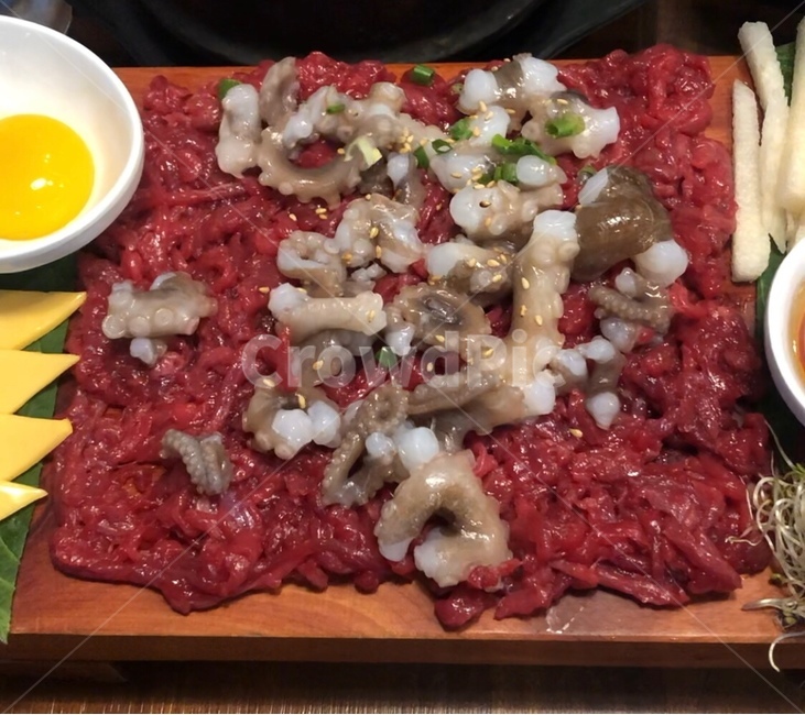 육회,고기,육류,한우,음식,야식,안주,식재료,식자재,낙지,산낙지
