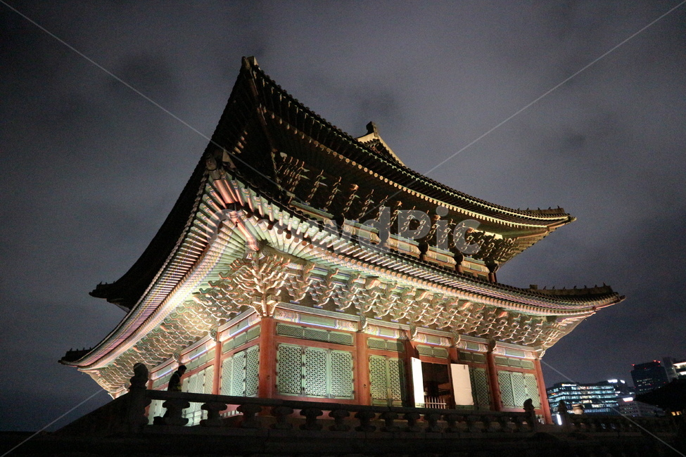 경복궁,경복궁야간개장,광화문,문화재,궁궐,랜드마크,한국의랜드마크,대한민국역사박물관,한국문화,한국전통,역사,궁,서울,서울밤,야경,서울야경,기와,건축,건축물,건물,한국적,한국역사,조명,전통,전통적인,전통무늬,처마,왕,왕비,왕족,근현대사,문화,명성황후,고종,근정전,어도,조정,을미사변,웅장한,궁녀,koreantraditional,korean,seoul,nightview,night,gyeongbokgung,palace,culturalheritage,landmark,gwanghwamun,tradition