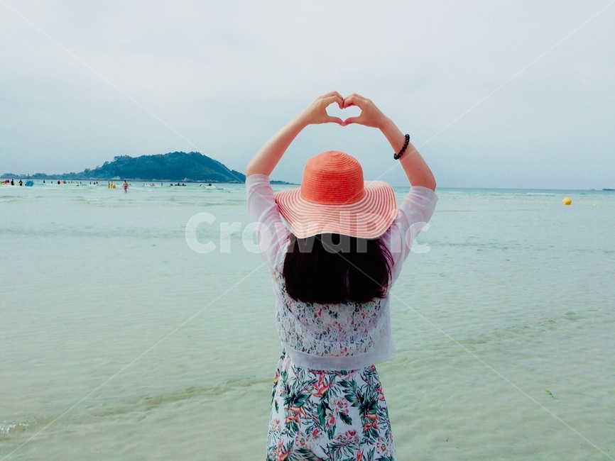 제주도,제주도바다,여자뒷모습,바다배경,손하트,사랑,하트,사람,인물,인간,human,person,여성,여자,woman,female,lady