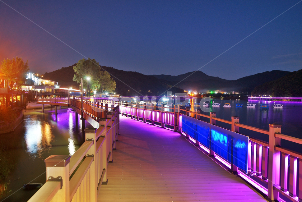 백운호수,호수,의왕,생태탐방로,야경,조명,반영,탐방로,산책로,야경,밤,풍경,nightscape,night,landscape,건축물,건물외관,exterior,building,structure,architecture,construction,bridge,다리,boardwalk,건물,railing,난간