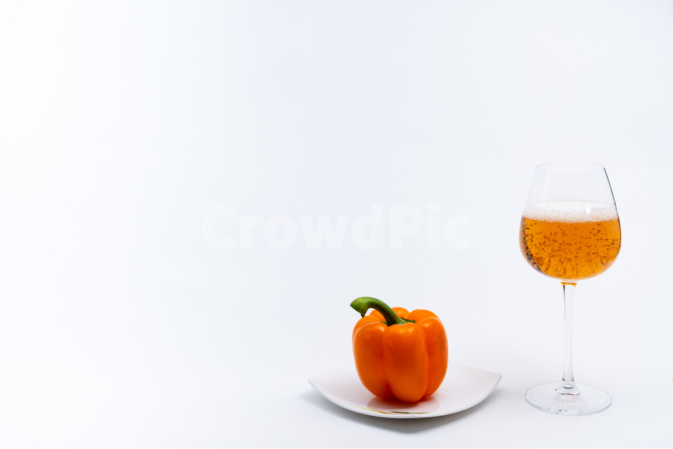 접시,그릇,도자기,와인잔,유리잔,투명한,배경,주황색,노란색,녹색,하얀색,채소,야채,식재료,다이어트,건강한,칼로리,식단,안주,알콜,주류,차가운,담백한,딱딱한,쥬스,항산화,정돈된,농사,깨끗한,수분,정물,스튜디오,접사,음식,비타민,반찬,파프리카,맥주,탄산,거품,채소,야채,vegetables,술,주류,alcohol,사물,물건,오브젝트,thing,object,matter