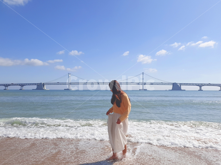 의복,인간,human,자연,옥외,바다,sea,물,ocean,대양,outdoors,여자,여자옆모습,예쁜여자,광안대교,부산여행,여성,여자,woman,female,lady