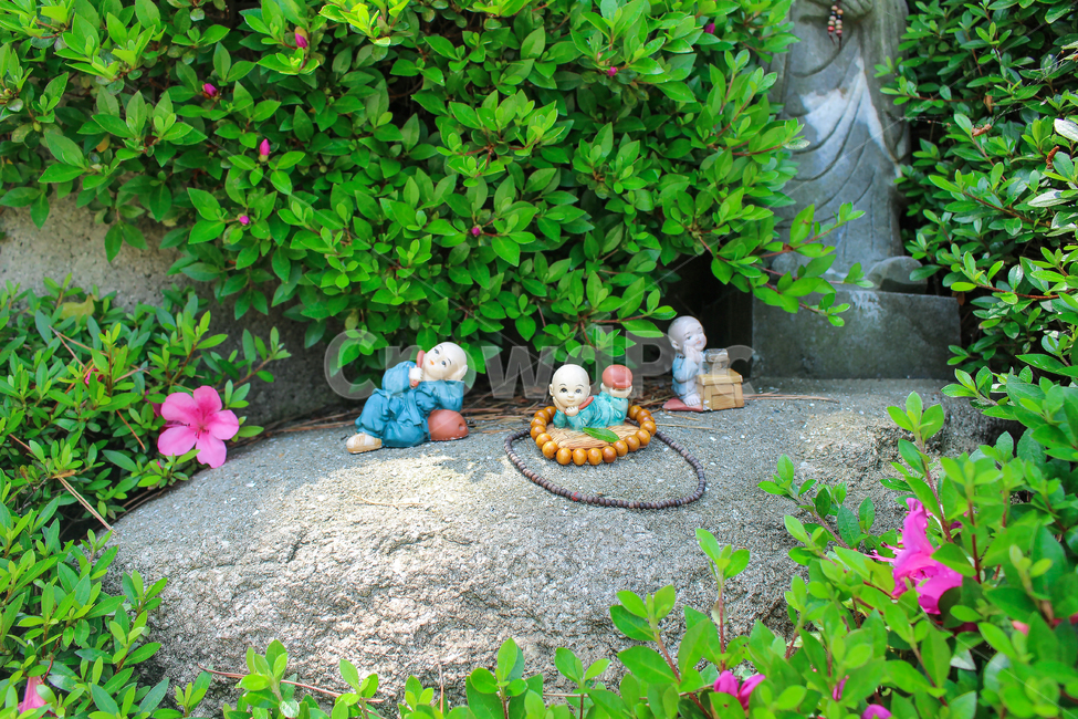 스님,절,temple,불교,종교,여름,모형,동자승,buddist,buddhism,산,용궁사,yonggungsatemple,yonggungsa,초록색,green,조각상,동상,석상,조형물,statue,bronze statue,stone statue,종교,신앙,religion,belief,faith