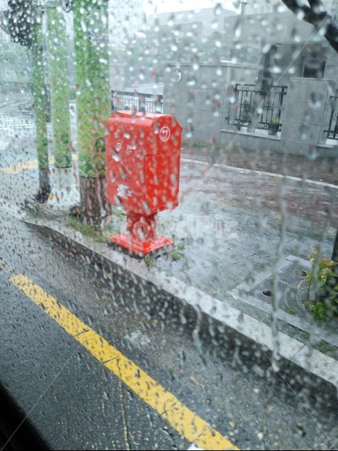 비,폭우,태풍,rain,비오는풍경,heavyrain,typhoon,빗방울,장마,풍경,우체통,유리창,붉은색,빨간색,landscape,Red,color,weather,날씨,기상,기후,비,비오는날,rain,rainy