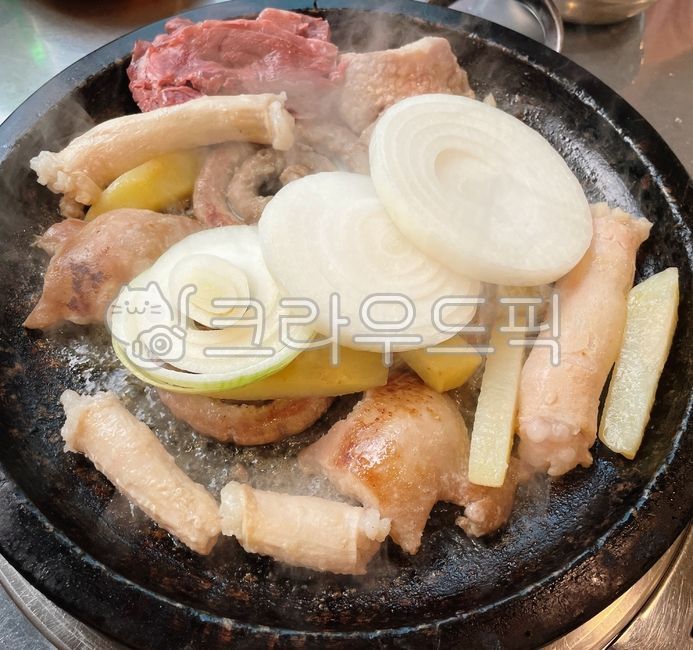 stone tablet,Grilled beef,small parts,beef tripe,onion,Somakchang,beef,cow,Grilled on a stone plate,Grilled Daechang,small appendage,Makchang,potato,Somodeum,ingredients,cooking,Grilled Potatoes,guts,heartache,roast,Makchangguni,Grilled Soyeomtong,Daechan