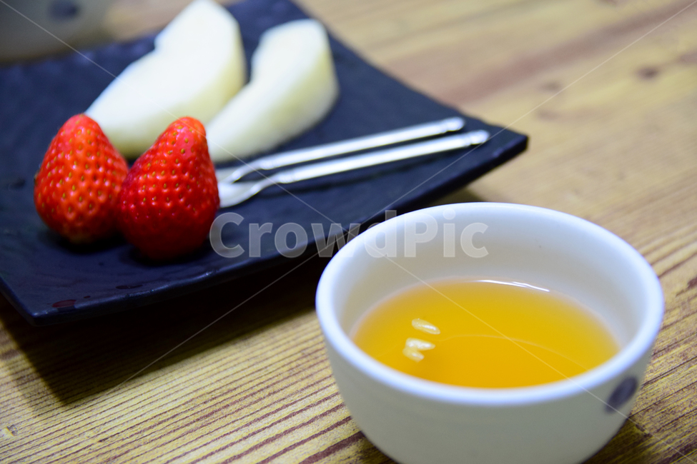 딸기,배,포크,접시,차,전통차,디저트,dessert,tea,strawberry,pear,plate,과일,열매,fruit,디저트,간식,후식,dessert,snack