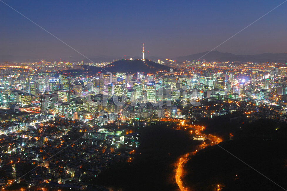 남산,타워,남산타워,서울타워,서울n타워,n타워,빌딩,고층빌딩,스카이라인,랜드마크,비지니스,비즈니스,회사,오피스,컴퍼니,하늘,노을,도로,길,산,도시,도심,빌딩숲,풍경,도시풍경,야경,도시야경,저녁,밤,불빛,대도시,중심가,서울,한국