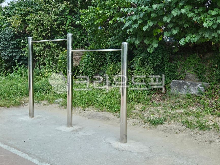 gardon,nature,Fitness equipment,chin blow,outdoors,pullupbar,garden,metal pole,physical training,chinup