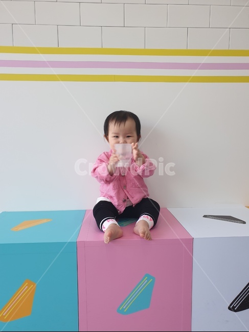 딸,물컵,돌아기,네모,아기,사람,인물,인간,human,person,영유아,아기,애기,아이,infants,baby