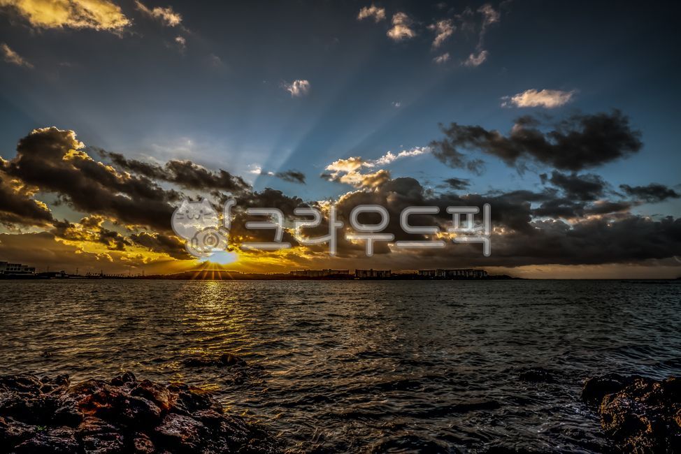 제주도,장엄한,일출,환상적인,바다일출,바다,구름,아름다운,빛내림,경이로운,멋있는,하늘,이쁜하늘,새벽하늘,아침하늘,멋진바다,태양빛,햇빛,햇살,파도,sky,view,landscape,nature,자연,outdoors,옥외