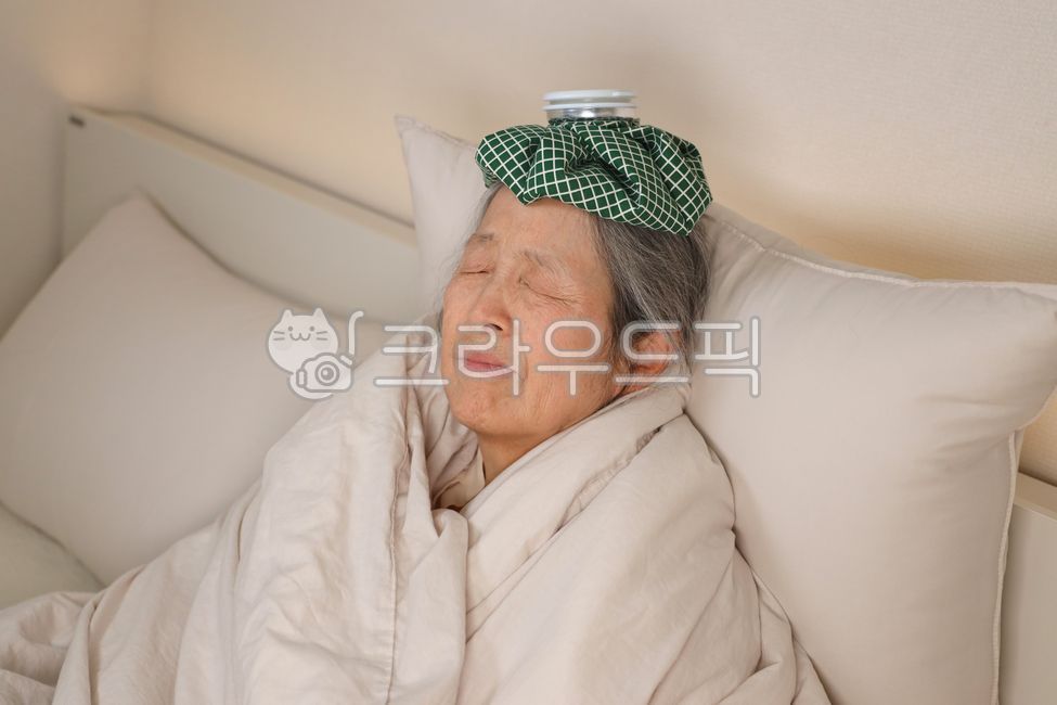 heat,ice pack,cold,virus,disease,patient,bedroom,high fever,elderly,elderly disease,care,elderly care,senior,disease