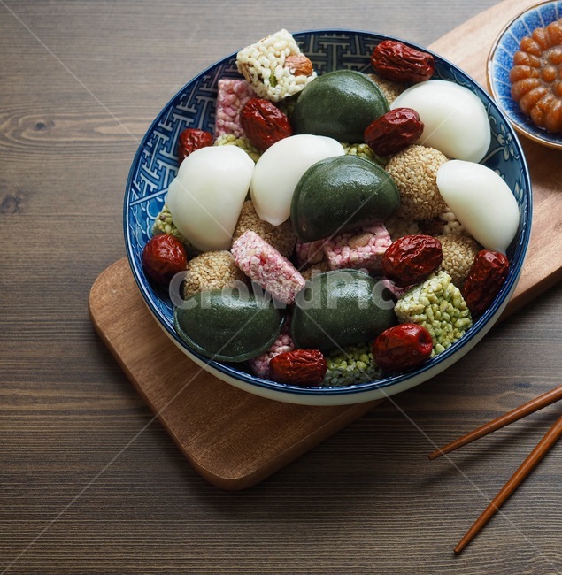 송편,한국음식,식품,한식,한국문화,한국,배경,음식문화,웰빙,문화,아시아,아시아음식,접시,전통,설날,추석,음식,요리,추석음식,설날음식,명절,명절음식,한국과자,전통과자,과자,한과,한국전통과자,쌀과자,간식,후식,스낵,음식,식재료,요리,food,cook,meal,dishes,food reserves,한식,한국음식,한국요리,korean food,korean dishes,korean meal,korean cook