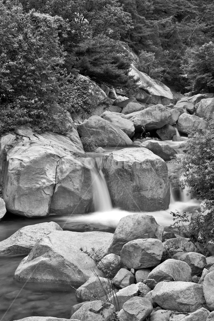 계곡,계류,북한산,국립공원,산,바위,물줄기,냇가,흑백,자연,풍경,nature,landscape,흑백,모노톤,monochrome,black and white,water,물,river,강,outdoors,옥외,waterfall,폭포