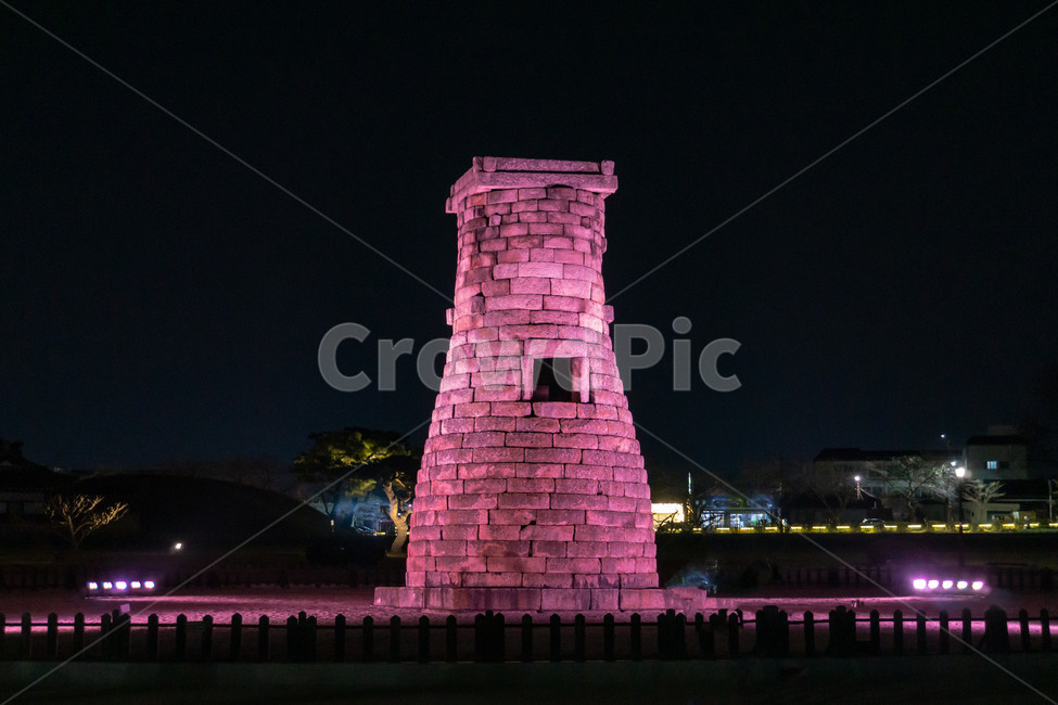 경주,첨성대,야간,야경,조명,랜드마크,야경,밤,풍경,nightscape,night,landscape,한국전통,한국문화,korean traditional,korean culture,랜드마크,landmark,tourist attraction,한국랜드마크,한국관광지,한국명소,korea landmark,korea tourist attraction,architecture,건축물,building,건물,tower,탑