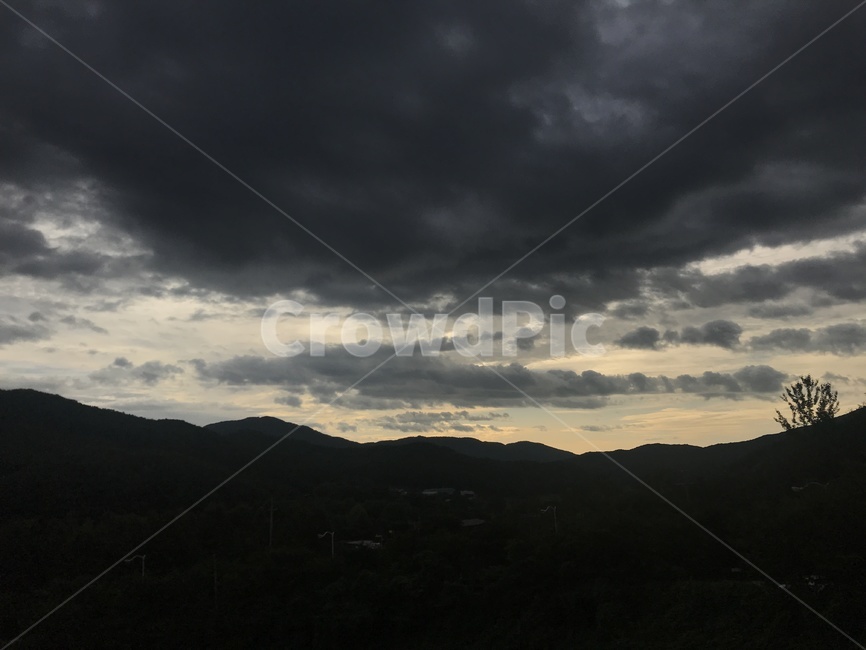 해질녘,노을,산중턱,지는해,구름,자연,풍경,nature,landscape,outdoors,옥외,weather,날씨