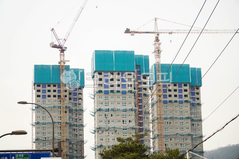 크레인,건설,건축,빌딩,공사현장,무사고,안전제일,공사,현장,골조,타워크레인,건물,도시,기중기,대형,산업,신축,아파트,가림막,고층건물,도시풍경,단지,고층,주택,부동산,아파트단지,시설,풍경,도로,city,landscape,한국도시풍경,한국도시경관,korea,cityscape,industry,industrial,건축물,건물외관,exterior,building,structure,architecture,construction