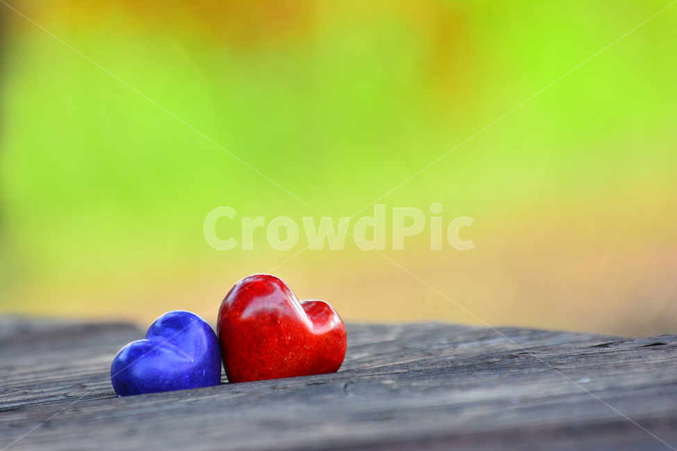한쌍,파랑색,둘,연인,약속,two,하트,사랑,마음,heart,love,가슴,감정,빨강색,레드,접사,마크로,클로즈업,러브,캐릭터,아이콘,상징,표시,형상,감성,분위기,emotional,sensible,올드,우드,나무,불변,영원,forevermore,eternity,permanent,everlasting,감정표현,기분,feeling,emotion