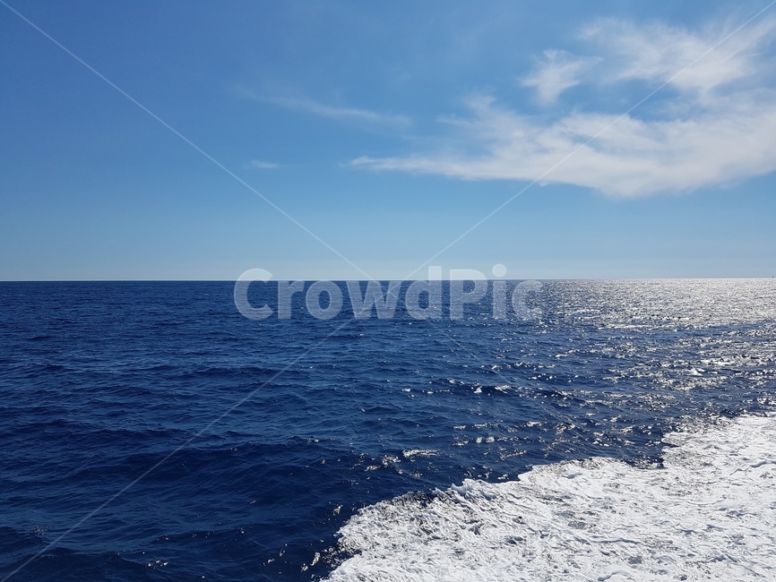 바다,지중해,파란색,푸른,파도,구름,sky,sea,blue,코발트블루,깊은바다,배,자연,풍경,nature,landscape,ocean,대양,water,물,outdoors,옥외,adventure,모험,leisure activities,레저 활동