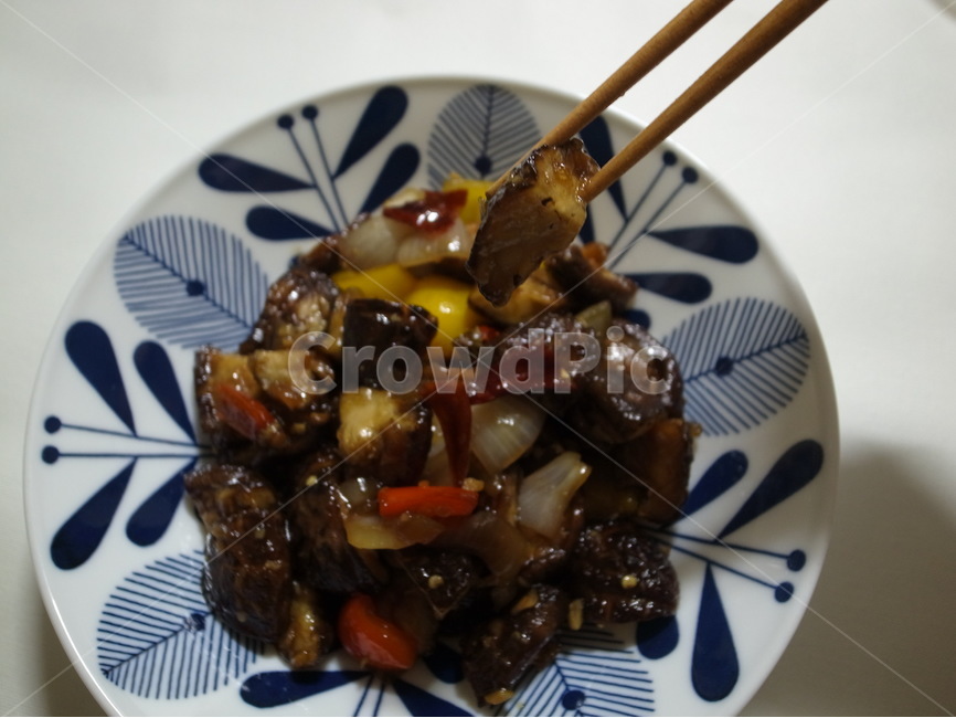 가지,가지요리,가지탕수,볶음요리,중화풍,탕수요리,음식,요리,중화요리,탕수육,탕수야채,안주,양파,파프리카,홍고추,간장베이스,가지튀김,가지볶음,누끼,음식누끼,eggplant,chopsticks,젓가락,나무젓가락,음식,식재료,요리,food,cook,meal,dishes,food reserves,채소,야채,vegetables,중식,중국음식,중화요리,chinese food,chinese dishes,chinese meal,chinese cook