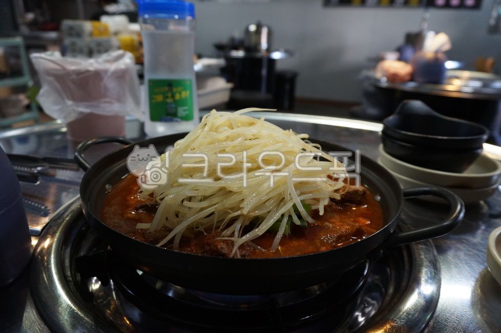 Spicy ribs,Bean sprouts,Spicy braised ribs,Korean,spicy,delicious,food,Galbijjim