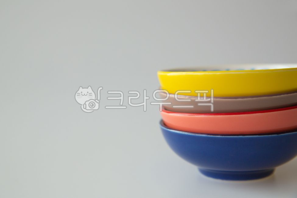 ceramic,pink,tableware,yellow,white background,plate,bowl,brown,overlap,paper bowl,blue,4,gray background,colorful