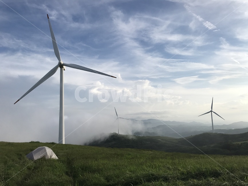 캠핑,백패킹,등산,하늘,구름,풍경,여행,휴가,traveling,vacation,trip,산업,industry,industrial,에너지산업,energy industry,engine,엔진,motor,모터,machine,기계,wind turbine,풍력 터빈,turbine,터빈