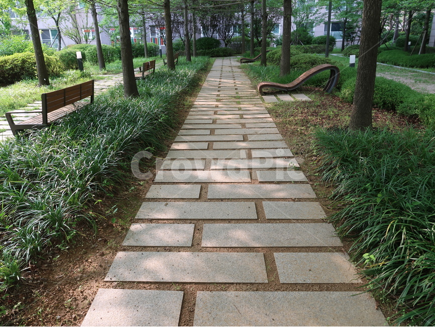 아파트,산책로,벤치,초록,자연,길,나무,그늘,휴식,산책,자연,풍경,nature,landscape,flagstone,판석,staircase,계단,path,통로