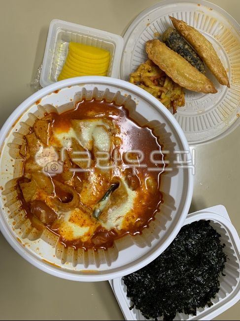 엽기떡볶이,튀김,단무지,주먹밥,food,음식,meal,식사,엽떡,떡볶이,야끼만두