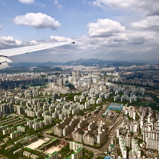 비행기,풍경,아파트,하늘,맑은하늘,빌딩,building,cloud,city,sky,aircraft,apartment,exterior,structure,park,공원,mountain,산