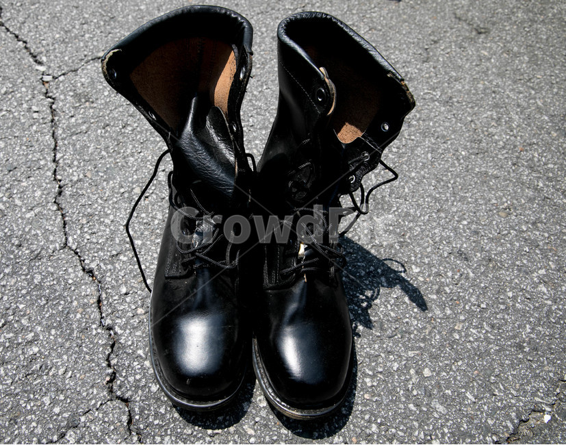 군화,군인,신발,광,검정,패션스타일,의상,fashion,style,사물,물건,오브젝트,thing,object,matter