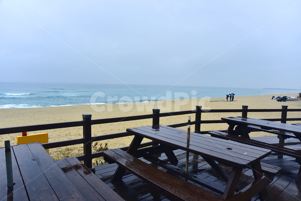 바닷가,파도,바다,동해바다,사람들,해안가,모래밭,sandybeach,coast,seashore,seaside,한국자연풍경,풍경,landscape,모래사장,해수욕장,데크,쉼터,휴식처,나무의자,테이블,나무,해송,푸른하늘,포말,바다풍경,물,water,background,백그라운드,배경,바탕,옥외,야외,outdoor,healing,nature,자연,비오는날,우산,deck