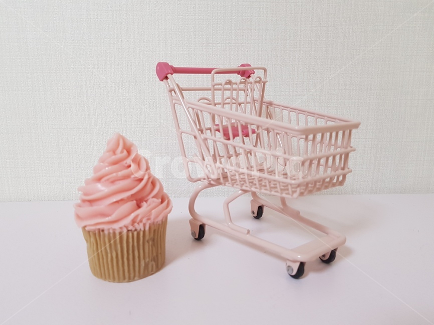 쇼핑,카트,쇼핑카트,컵케잌비누,핑크,분홍색,모형,뷰티,미용,beauty treatment,쇼핑,shopping,색깔,색상,색채,색감,color sense,color sensitivity,feeling of color,사물,물건,오브젝트,thing,object,matter