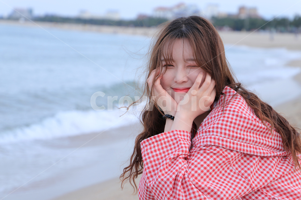 바다,여자,긴머리,얼굴,미소,웃는얼굴,윙크,girl,trip,여행,사람,인물,인간,human,person,얼굴표정,facial expression,face,여성,여자,woman,female,lady,감정표현,기분,feeling,emotion