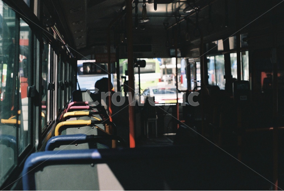 햇살,시내버스,버스,알록달록,창문,버스여행,버스의자,교통,교통수단,traffic,transportation