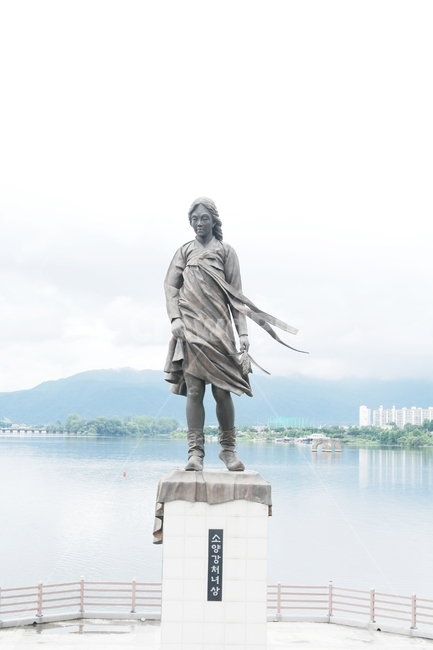 춘천,춘천관광,소양강,소양강처녀상,춘천소양강,조각상,동상,석상,조형물,statue,bronze statue,stone statue