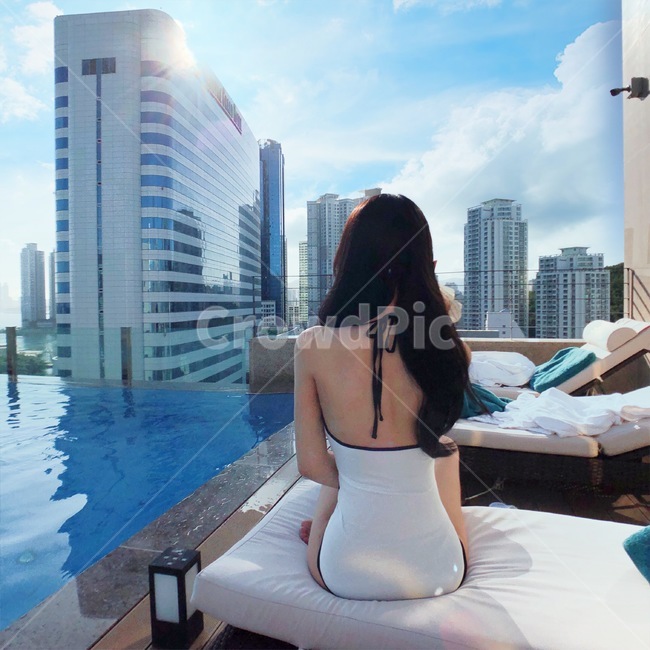 모노키니,루프탑수영장,휴양지,호캉스,비키니,여름,계절,summer,season,사람,인물,인간,human,person,여성,여자,woman,female,lady,여행,휴가,traveling,vacation,trip